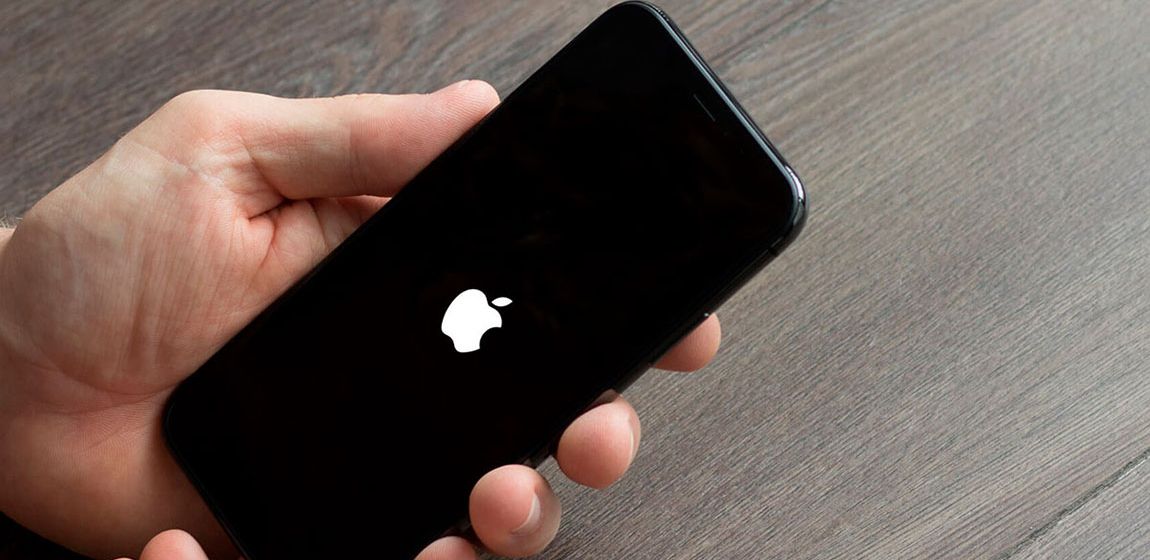 Что делать, если iPhone завис на яблоке и не включается