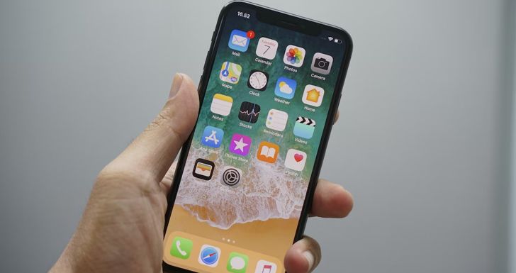 Почему iPhone сам уменьшает яркость экрана?
