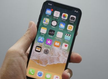 Чому iPhone сам зменшує яскравість екрана?