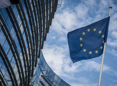 У Євросоюзі ухвалили закон, що зобов'язує компанії ремонтувати смарфтони після закінчення гарантії