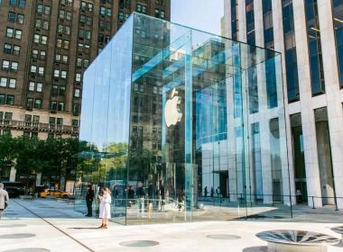 Усередині Apple Store Fifth Avenue
