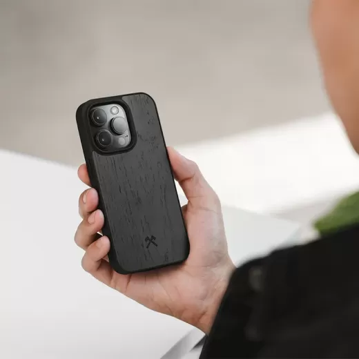 Деревянный чехол Woodcessories Bumper Case MagSafe Black oak для iPhone 15 Pro