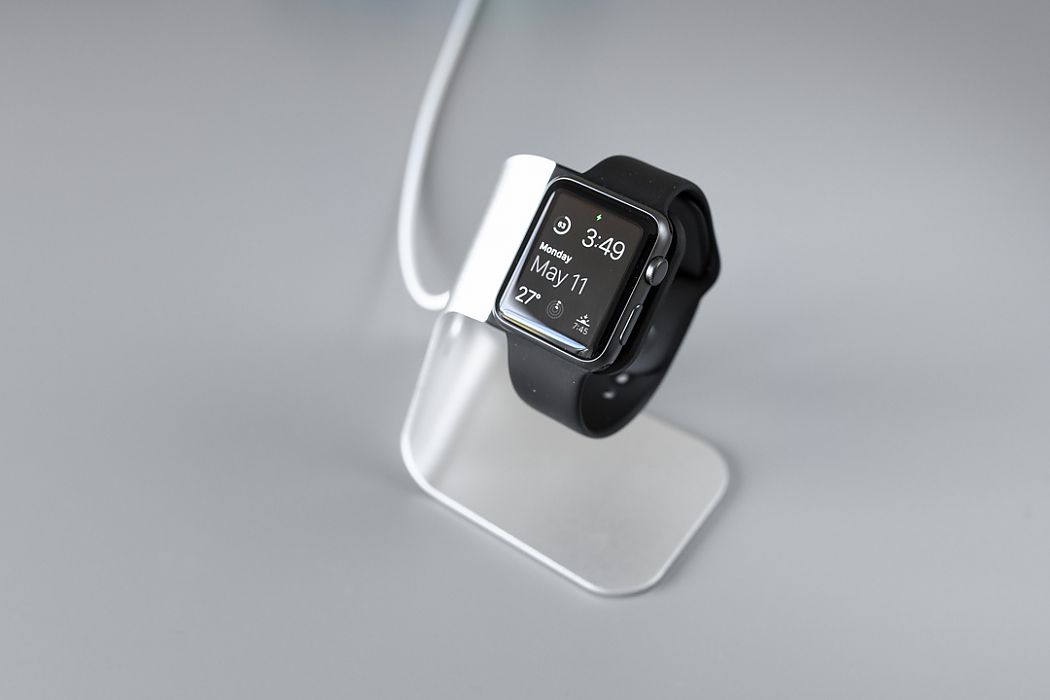 Док-станция Spigen Stand S330 для Apple Watch серебристая